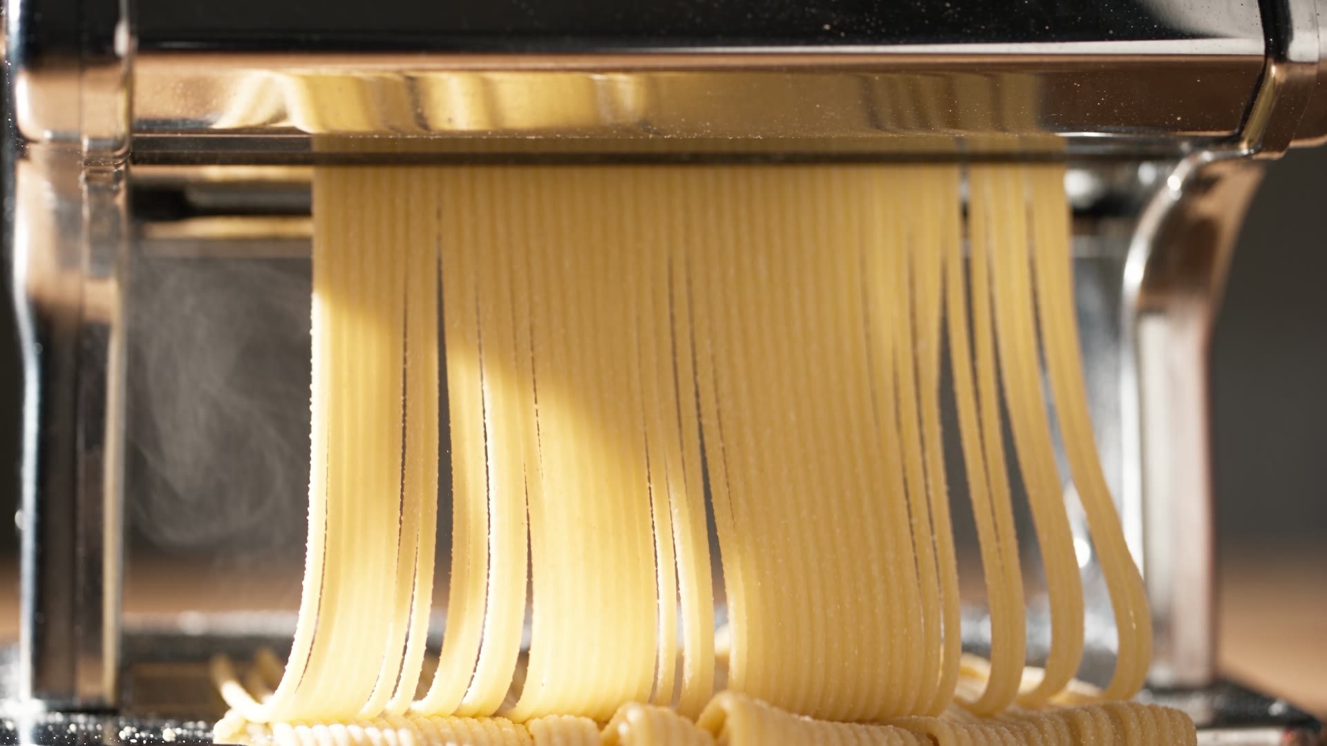 The yellow Casa Spaghetti bowl with a finished carbonara and rising steam