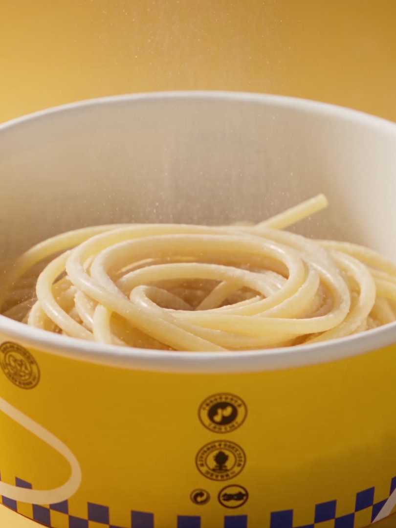 The yellow Casa Spaghetti bowl with a finished carbonara and rising steam