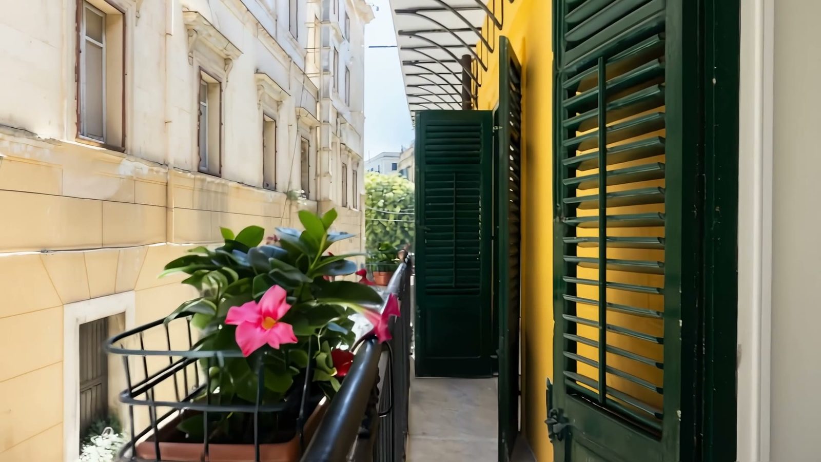 Via dei Tintori in Palermo, the yellow facade and the door of Marina Home