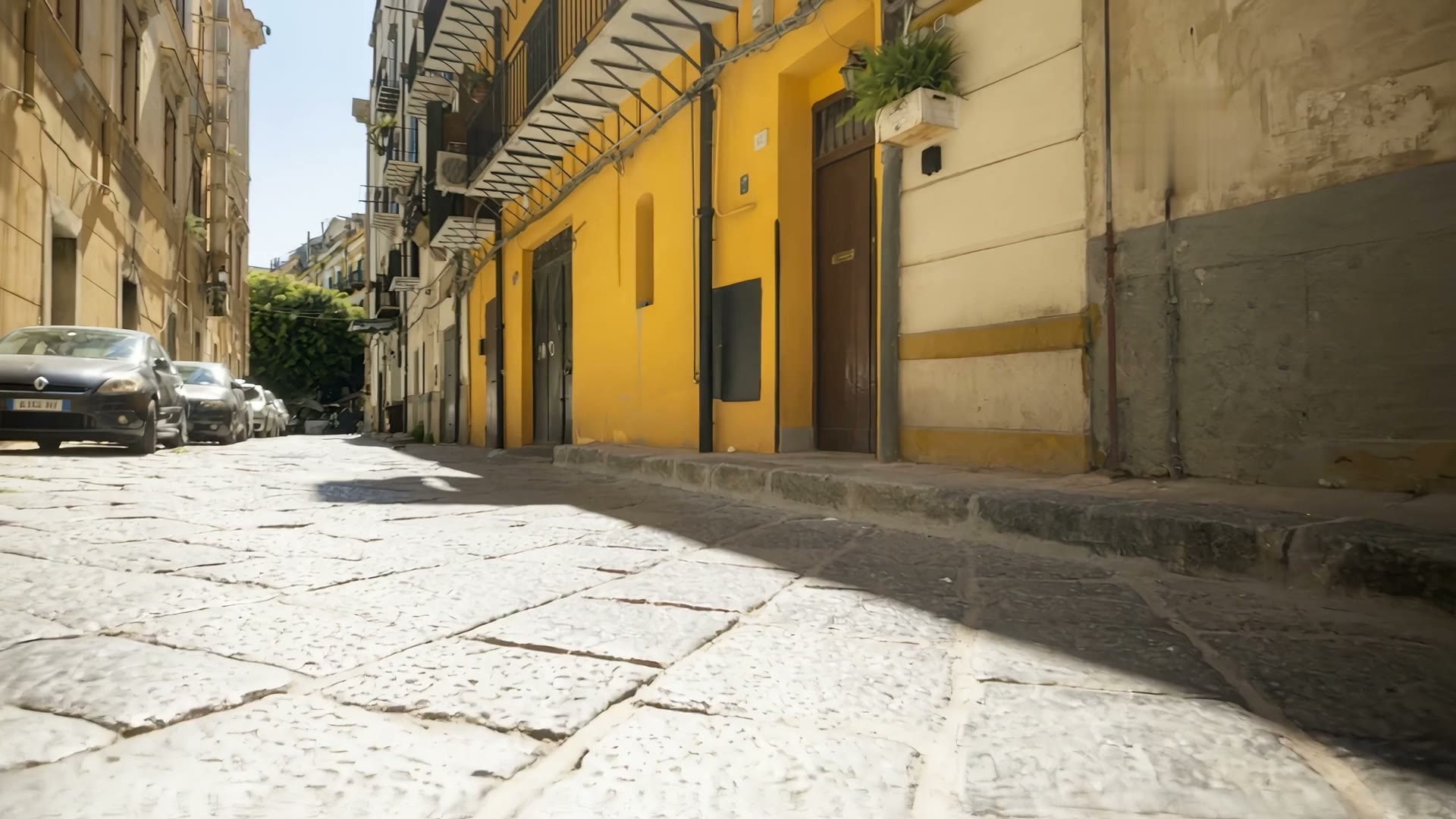 Via dei Tintori in Palermo, the yellow facade and the door of Marina Home