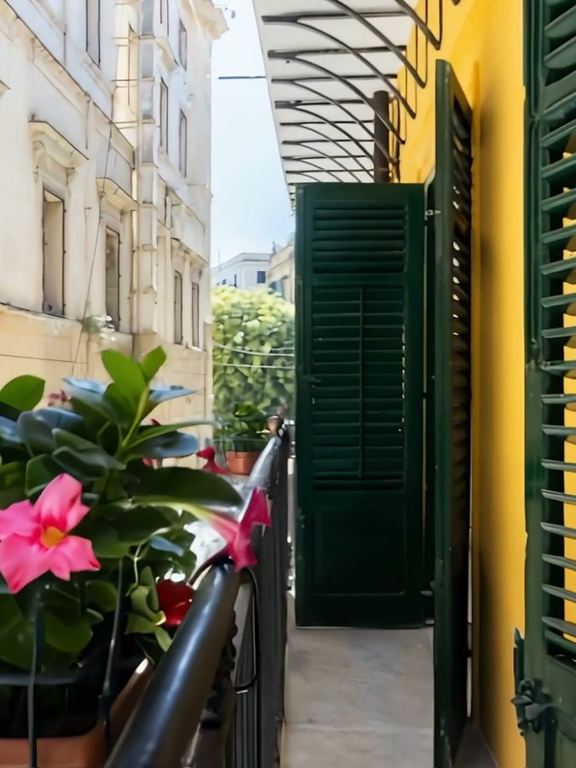 Via dei Tintori in Palermo, the yellow facade and the door of Marina Home